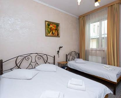 Уютный трехместный гостиничный номер в центре города Львова