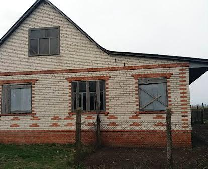 Продается дом в пригороде города в 15мин.езды от Ахтырки.