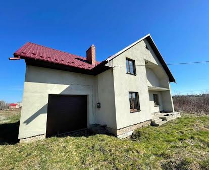 Продається двоповерховий будинок у Мостиськах з ділянкою 10 сотих