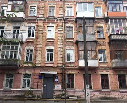 Продам 3 кімнатну квартиру в центрі Київа.