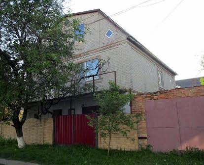 Добротний будинок заг.пл.171 кв.м. по вул.Полтавській (р-н 8 школи)