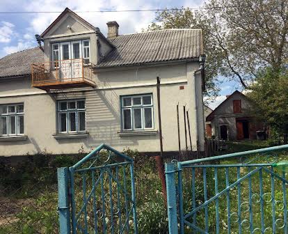 Продається двоповерховий будинок в смт Млинів