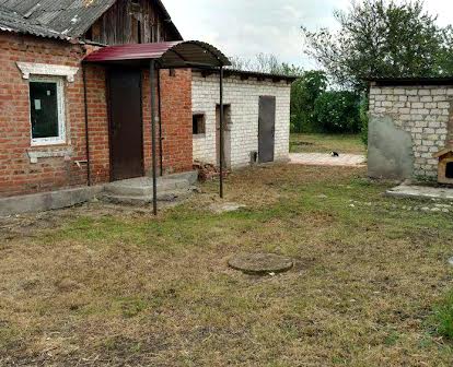 Продам будинок в тихому центрі м. Ізюм, Харківської області.