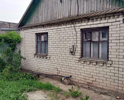 Продам каменный дом под ремонт в Беляевке .