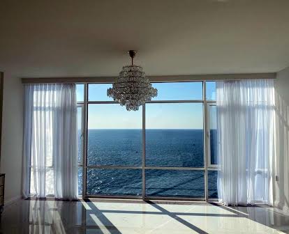Продам трёхкомнатную квартиру с ремонтом и прямым видом на море