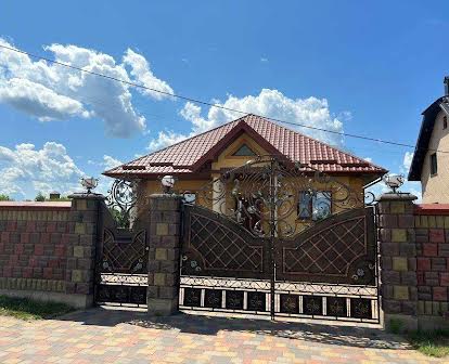 Продаж розкішного будинку в м.Цумань