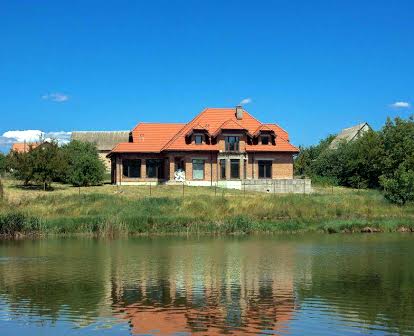 Продам дом на берегу озера в Шпитьках