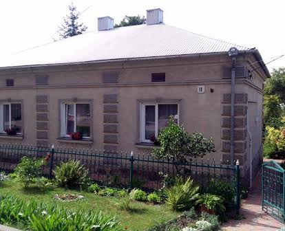 Будинок 120 м² біля центру Тернополя, тиха вулиця, ділянка 9 сотих.