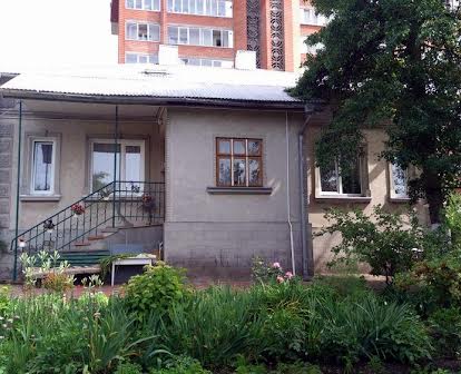 Будинок 120 м² біля центру Тернополя, тиха вулиця, ділянка 9 сотих.