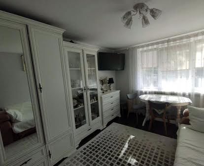 Продається 2-кімнатна квартира, вул. Бородіна Код: 13523