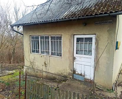 Продається будиночок з землею в межах Чернівців
