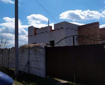 Недобудований будинок з земельною ділянкою в м.Кременчук
