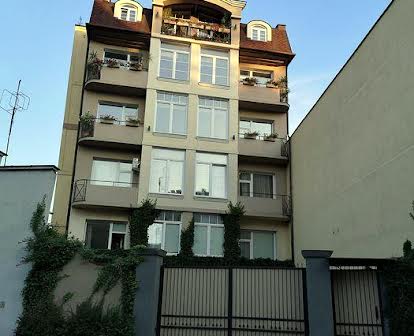 Продам квартиру в клубном доме район Корятовича, Ужгород, центр, лифт