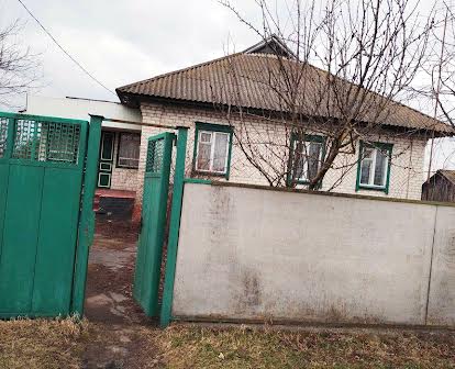 Два будинки на суміжних ділянках в центрі села Вертіївка