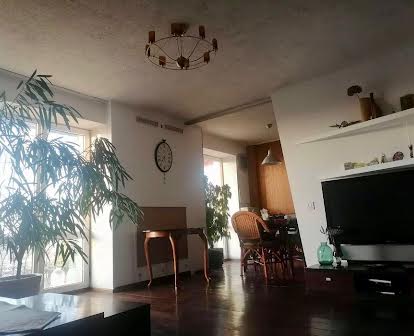 Трехкомнатную квартиру площадью 82 кв. метра в городе Харьков