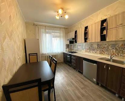 Продам 3 комнатную квартира на ж.м. Покровский ( Коммунар ) Кирпич