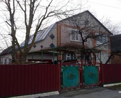 Продам двухповерховий будинок в Миргороді