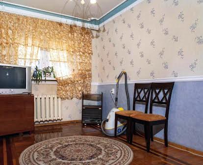 Продам трьох кімнатну студійну квартиру- метро Гагаріна чи Спортивна