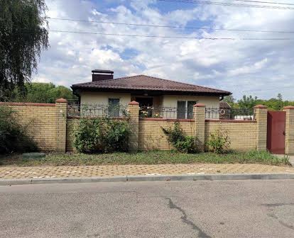Продам загородный дом в Ямбурге (Днепровое) учатсок 20 соток