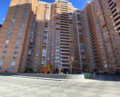 Продаж 3к кв 101 м² з балконом в ЖК Дмитрівський. Після будівельників.