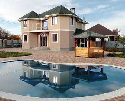 Гарний будинок з басейном