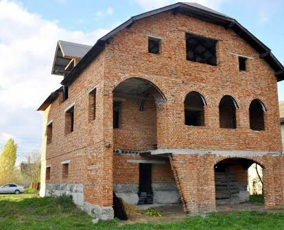 Продається двохповерховий будинок в селі Більшівці