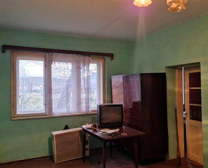 Продам 3-кімнатну квартиру без ремонту в с. В.Лази