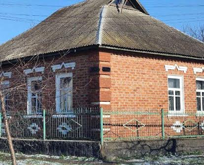 Продам дом в центре г. Змиев под ремонт