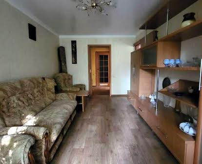 2-кімнатна ПРОСТОРА квартира на Миколаївській. Кухня — 12м2