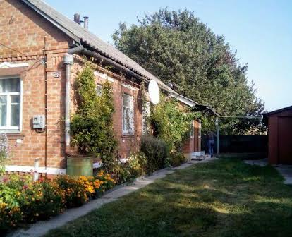 Продам добротный дом (70м2)с земельным участком в пригороде Ромны.