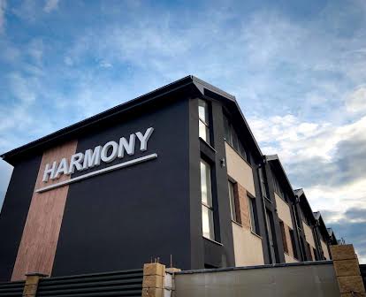 У розстрочку на 3 роки вже готовий таунхаус Harmony в Авангарді.