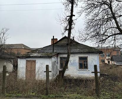 Будинок і земельна ділянка м. Бар