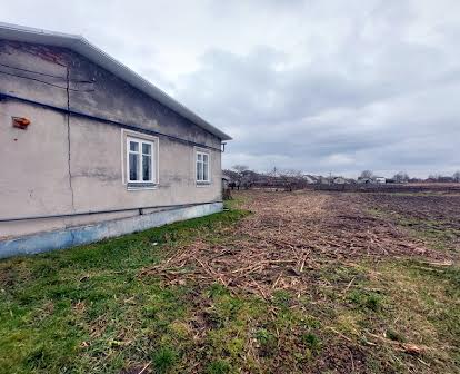 Продається будинок в смт Лужани  з земельною ділянкою 15 соток.