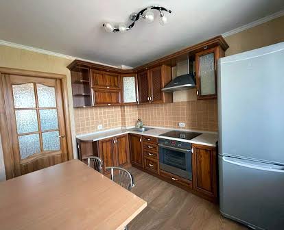 Продаємо простору трикімнатну квартиру на Богунії