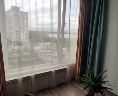 Продам квартиру по вул. Харківська в цегляному будинку з видом наОзеро
