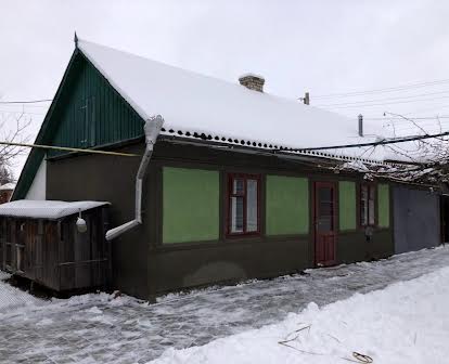 Будинок в Новоселиці із зручностями, поруч центральна дорога.