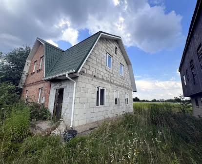 Продаж добротного великого будинку в сучасному селищі